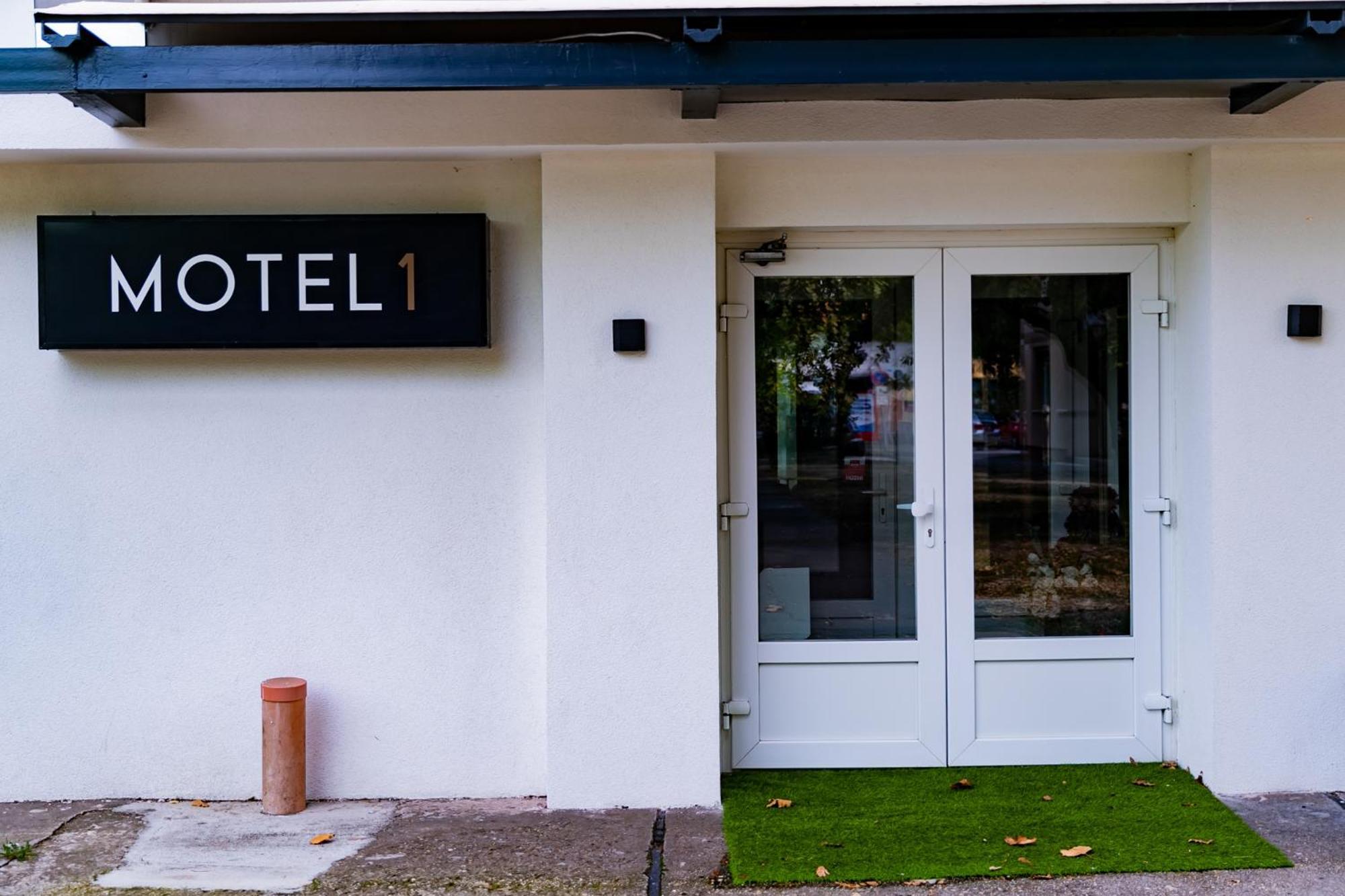 دوناويفاروش Motel1- A Megfizetheto Luxus! المظهر الخارجي الصورة